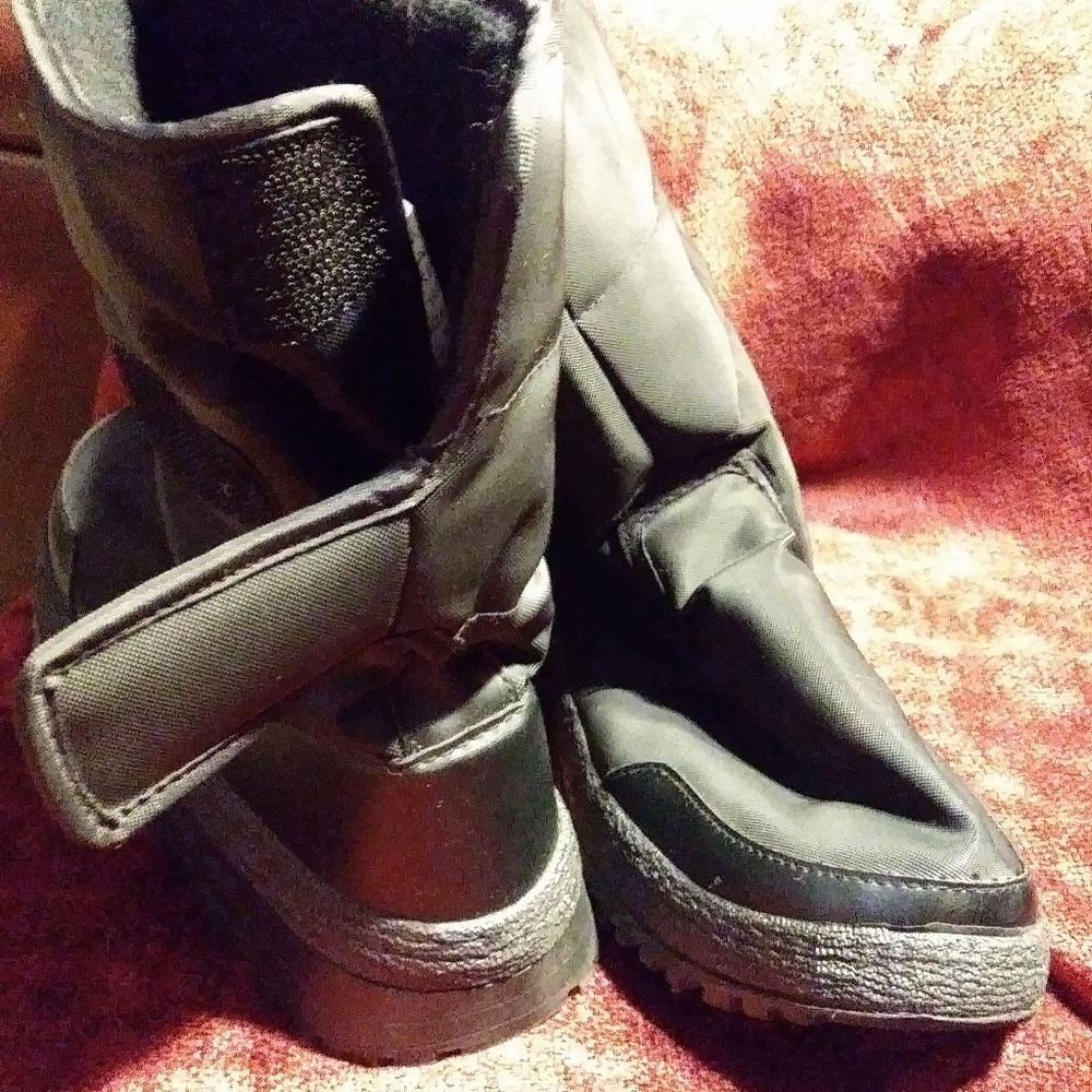 All weather short boot